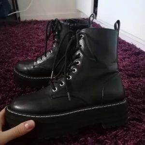 Kängor, strl 37 - Skorna är i strl 37 och är nästan nya utan några repor eller skador, jag har haft på mig de ett par gånger men de är nu för små på mig. Annars är skorna jättebra och passar till nästan alla kläder. 