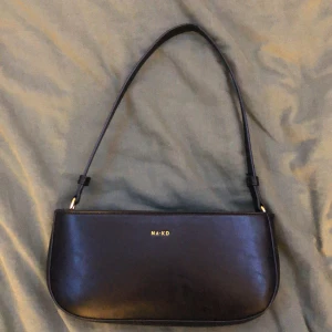 svart simpel axelväska  - svart simpel axelväska från na-kd, väldigt bra skick då jag bara användt den fåtal gånger. säljer pga att den inte kommer till användning. jättefin, passar till allt. kom privat om du har fler frågor 💗