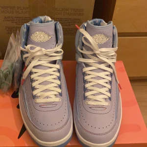 J balvin Jordan 2 storlek 44,5  - Jätte rare och unika Jordans 2 från j balvin. Helt nya inköpta från SNKRS app blev slutsålda efter 15 min priset går att diskuteras i snabb affär