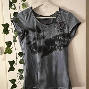 T shirt  - Fet t shirt som jag aldrig använt, köpt på sellpy jätte fin 💕i strl s