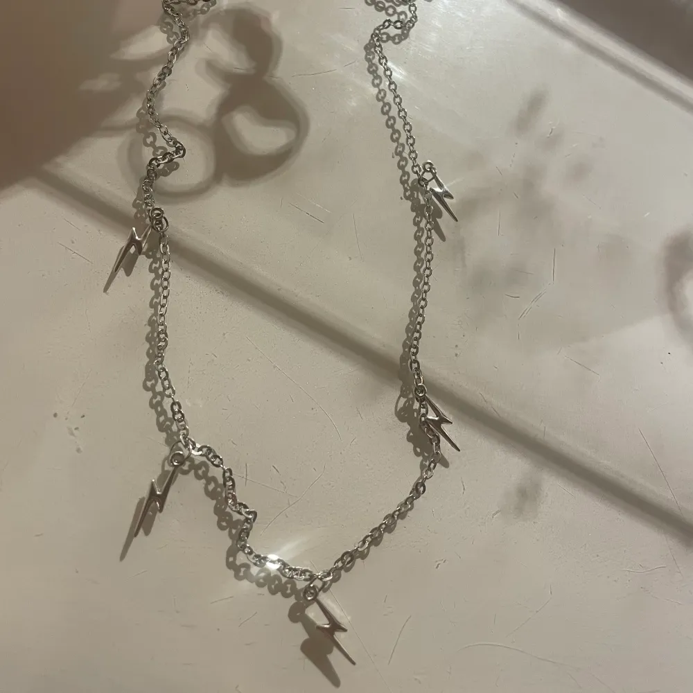 superfint halsband i silver med blixtar💗 aldrig använt. Accessoarer.