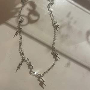 superfint halsband i silver med blixtar💗 aldrig använt