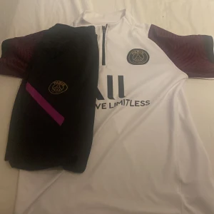 Psg tracksuit - Säljer denna knappt använd. Hela för 800 annars 400 kr st 