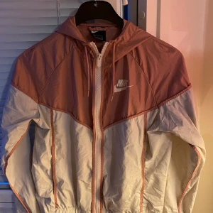 Nike - Nike wind breaker. Dri fit 