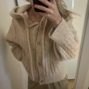 Stickad hoddie/tröja - En jätteskön och mysig stickad hoddie från &otherstories. Köpt för 790kr. Fräsh och inte alls sliten.❤️‍🔥
