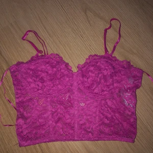 Topp zara - Rosa korsett topp från zara, sitter jätte snyggt men har aldrig kommit till användning🧸