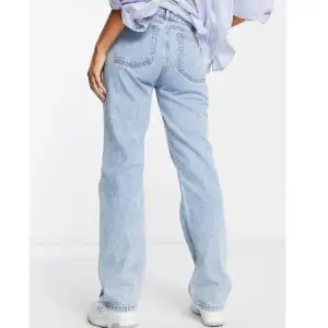 Helt nya jeans från Asos, aldrig använda! Dem är i storlek W24 L32 och passar mig bra som brukar ha 32 i jeans. det är modellen 90s straight jeans. Säljer dem då de inte kommer till användning💗 (frakt ingår i priset) skriv om ni vill ha egna bilder.