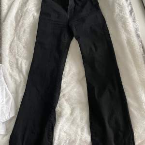 Ett par svarta bootcut jeans från Lindex (mira), fint skick, storlek 36.