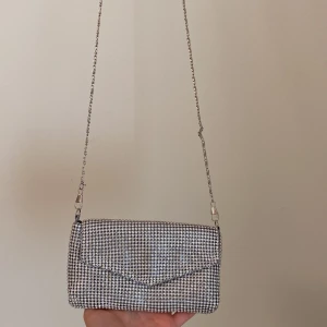 Väska med silver strass - Fin liten väska med silver strass. Ser lyxig ut & är perfekt inför en utekväll på stan!