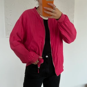 Rosa vårjacka från MONKI - Använt några gånger, bra i skick. 