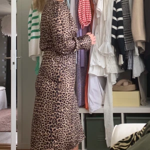 Leopardklänning - Klänning från NAKD. Strl.36. Köpt för cirka 400:-. Säljer för 150:-. Frakt tillkommer.