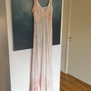 Lise Sandahl klänning - Lise Sandahl klänning i väldigt fint skick. Lyxigt och fint tyg🌸  One Size, banden över axlarna går att reglera samt bandet i ryggen för omkretsen🌸 Hämtas i Kungsbacka eller skickas mot fraktkostnad☺️