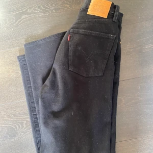 Levis  - Levis jeans ribcage 501 straight i nyskick köpta för 1200 på en levisbutik. 