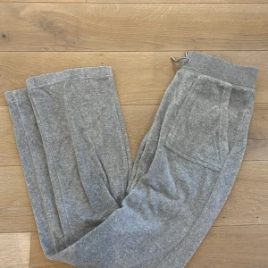 Juicy couture byxor - Säljer pga används inte. Storlek xs men passar även s. Dom är i frotte material. Använda fåtal gånger.