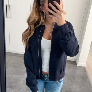 Bomberjacka  - Fin bomberjacka som inte kommer till användning längre knappt använd då jag köpte den och inte riktigt tyckte den satt så fint på mig. För frågor eller funderingar kontakta ❤️❤️