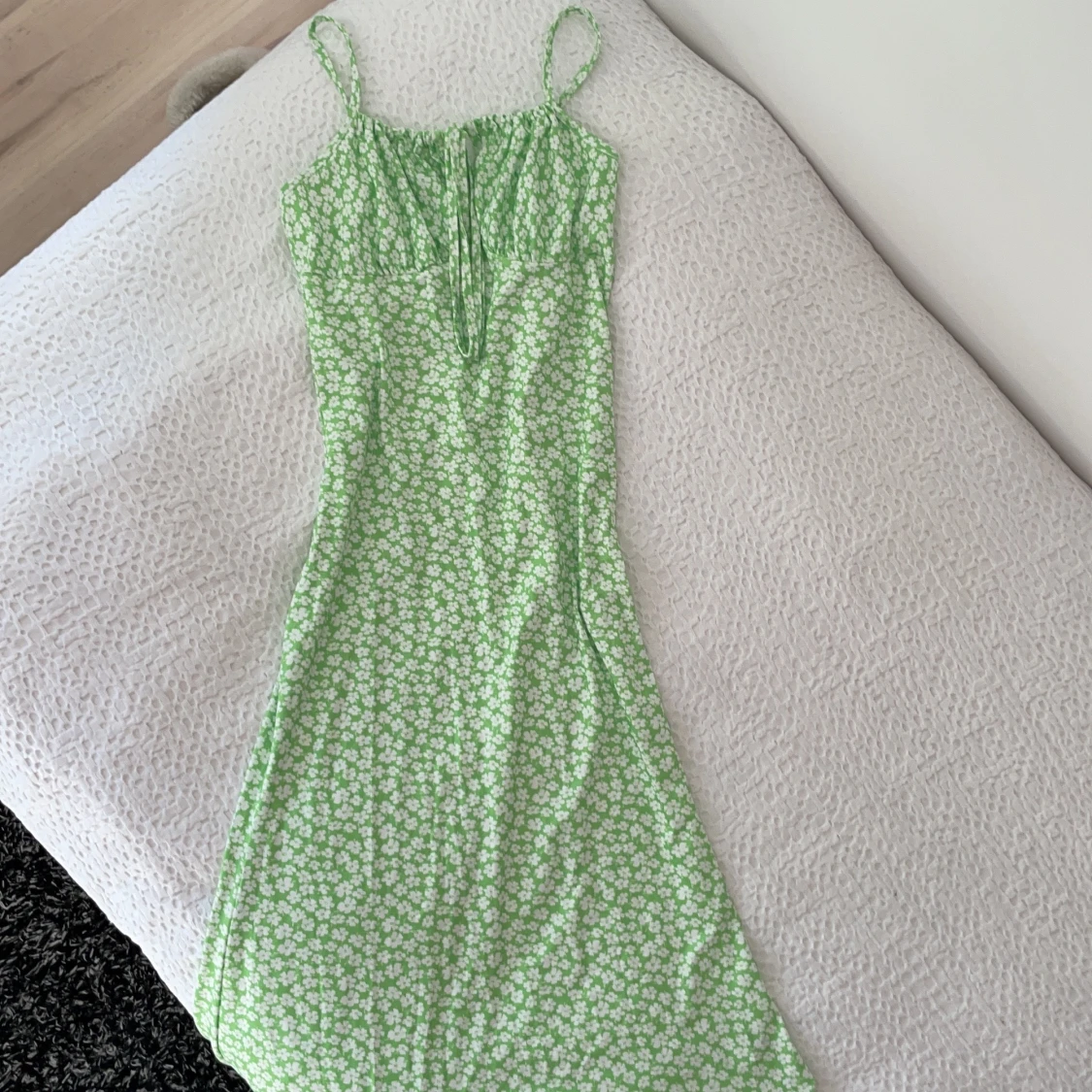 Grön lång figursydd blommig klänning