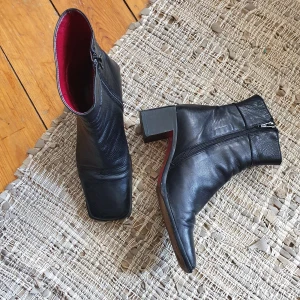 60-tals boots italienskt läder - såå fina vintage boots i italienskt läder, bekväma o med dragkedja intill. sitter så fint o lagom tight på benet! liten klack! märkta 35 men absolut inte 35or! dom passar som 36.5or typ (jag kan bära dom o har 37 egentligen)