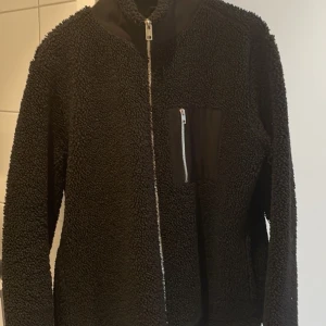 Teddyjacka  - Snygg svart jacka från HM med ”ludd”. Strl XL. 