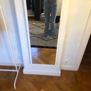 Gina tricot jeans - Säljer dessa jeans ifrån Gina tricot som är midrise. Använda en gång säljer då jag inte använder den. Kom privat för frågor💗