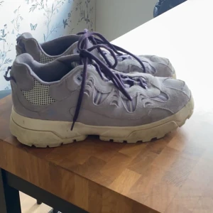 Golf le fleur gianno - Knappt använda Golf le fluer och converse collab som jag nu säljer för att dom aldrig kommer till användning. Jätte fint skick, men jag kan även rengöra dom extra innan försäljning!🙌(köpta på sneakers n stuff) pris kan även diskuteras 