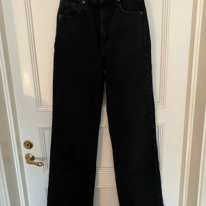 Zara jeans - Svarta jeans från zara  Använda 1 gång pga att de var för små.  Storlek 34  Köparen står för frakten  Kan mötas upp runt uddevalla