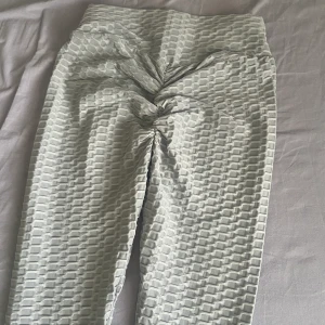 Leggings  - Supersköna ”tiktok leggings” jättw stretchiga i matrealet och sitter bra, bara att skriva om du är intresserad svarar alltid