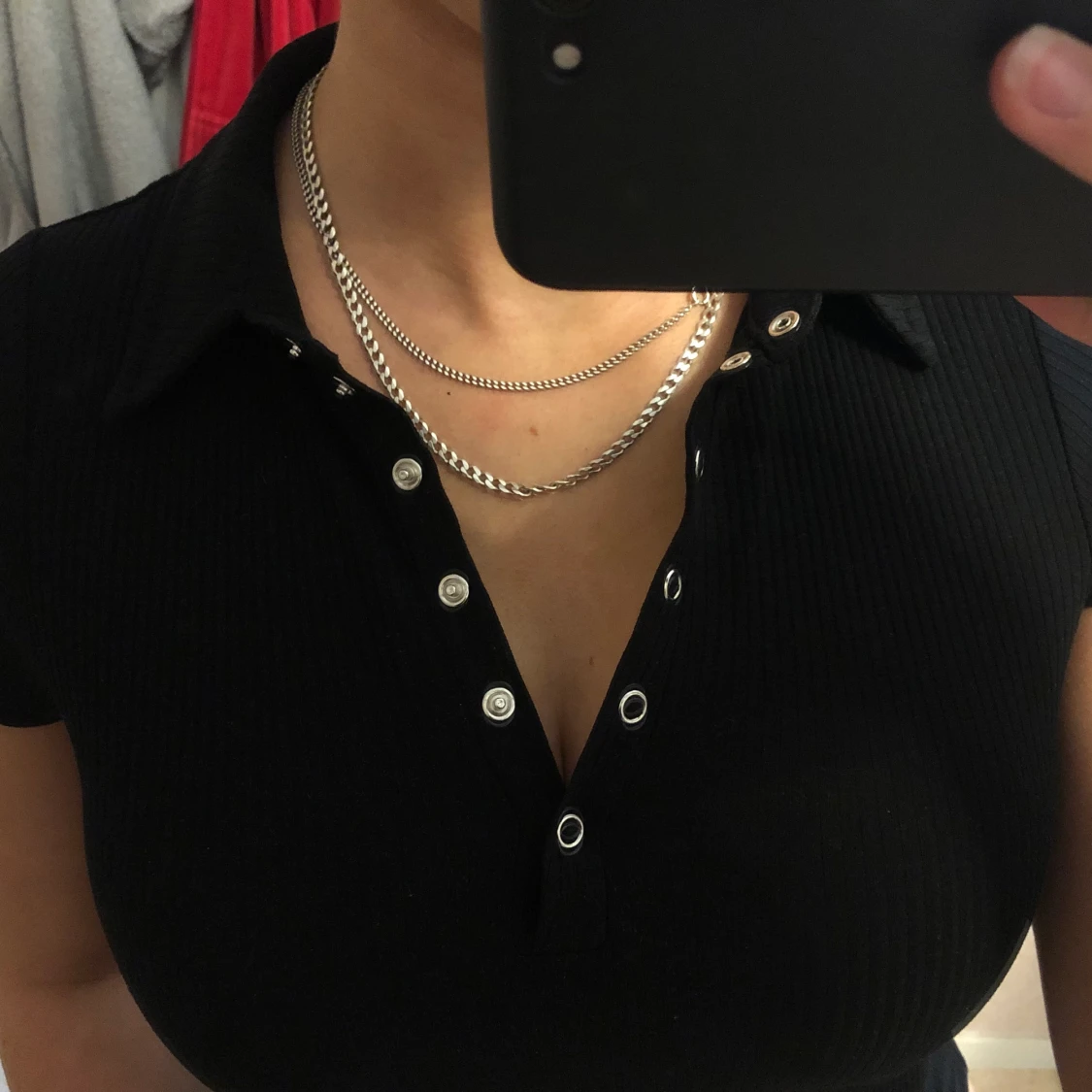 Svart tshirt med knappar