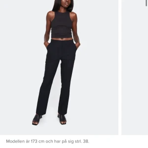 BikBok kostymbyxor - Säljer dessa kostymbyxor från BikBok i modellen Vilma, fint skicka men pyttelitet hål som går att sy igen enkelt. Storlek 38 men passar även 36 då dem är små i storleken! Skriv för fler bilder eller frågor ❤️