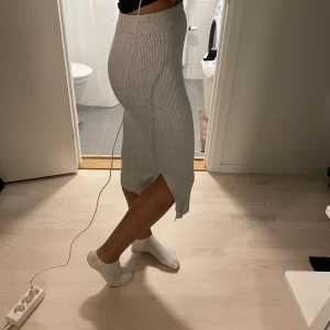 Lång stickad kjol - Lång stickad kjol med slits. Används tyvärr inte men så fin 