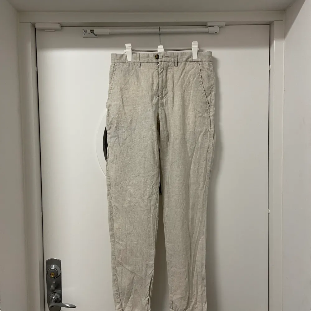 Säljer nu ett par beigea linnebyxor som är köpta på Mango. De är i storlek EU38 och mycket bra skick, bara ett par enstaka fläckar som går bort i tvätten. Köpta för 699kr! . Farkut & Housut.
