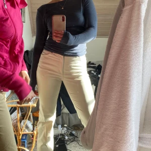 Jeans - Jeans i en beige färg, storlek 38