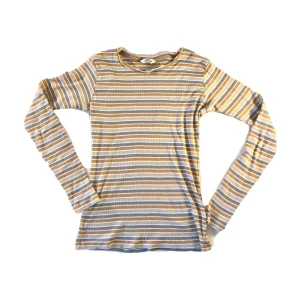 Randig långärmad - Superfin höstig långärmad tröja. Ger Gilmore girls vibes. Fint skick då den inte är använd så mycket. Storlek M men den passar alltifrån S-L då den är väldigt stretchig.