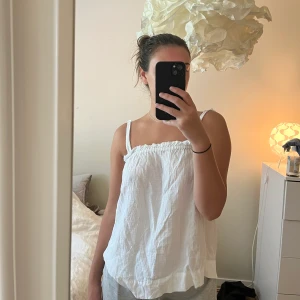 Vit topp - Topp från hm. Bra skick. 