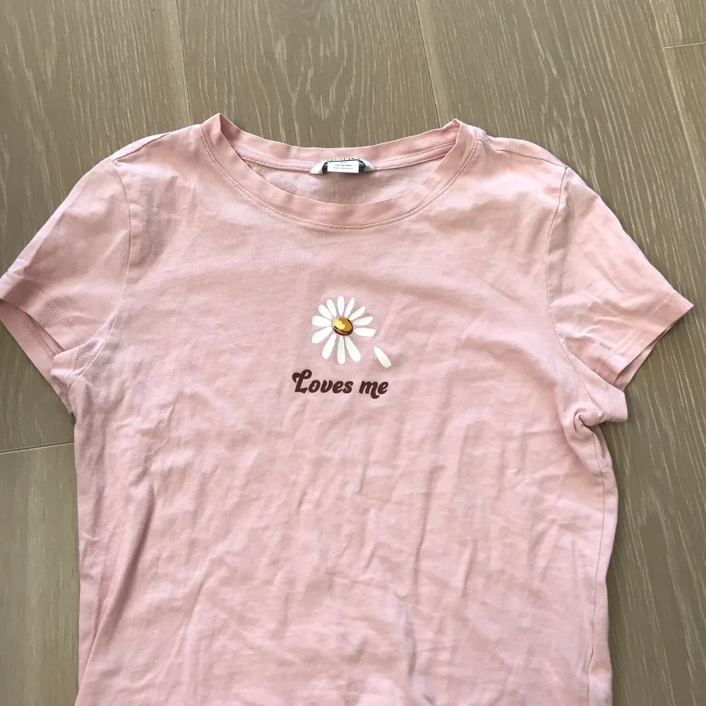 Fin rosa tröja från monki. Använd ca 10-15 gånger.. T-shirts.