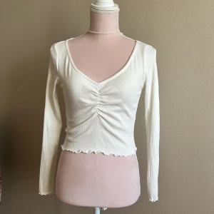 Vit gullig tröja  - Vit topp i nyskick (aldrig använd) som är jättegullig och är i ett ribbat tyg