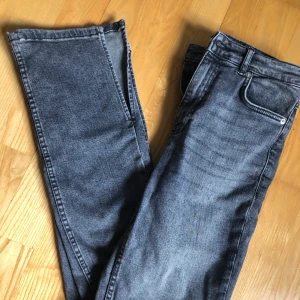 Zara jeans - Gråa jeans med slits. Storlek 38 (passar 36) Använda ca 3 ggr