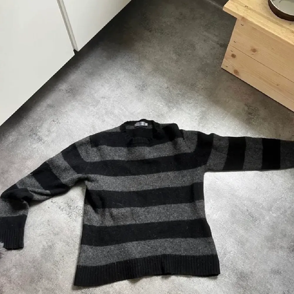 Superfin tröja från Åhléns, säljer väldigt billigt då jag vill bli av med allt jag rensat ut🖤🖤Köpt för 300 kr, knappt använd.. Tröjor & Koftor.