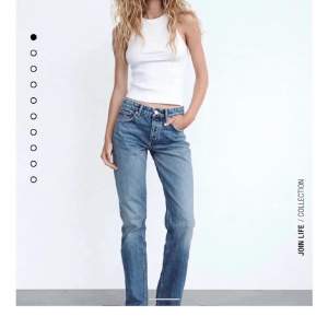 Hej, jag säljer dessa jeans från zara i modellen straight. Skicket är bra och de är i storlek 36. Skriv om ni vill ha fler bilder på dem. Nypris 359 eller 399!💗💗köparen står för frakten, hör av er om ni har någon fråga!