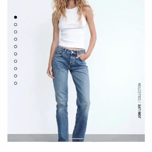 Straight jeans, ZARA - Hej, jag säljer dessa jeans från zara i modellen straight. Skicket är bra och de är i storlek 36. Skriv om ni vill ha fler bilder på dem. Nypris 359 eller 399!💗💗köparen står för frakten, hör av er om ni har någon fråga!