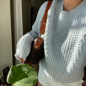 Himmelsblå stickad tröja - En stickad tröja i en otrolig färg!! Den är i srl L, så passar om någon vill ha en oversized tröja att krypa ner sig i 🧚‍♀️🪐🤍 aldrig använd förutom på bild! 