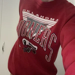 röd sweatshirt - gosig tröja med nice tryck! sitter snyggt på