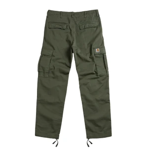 Carhartt Wip ”regular cargo pant boxwood” - Säljer dessa skit najs cargo pants från Carhartt! Nästin helt oanvända, säljer för att jag inte fått så mycke använding för dom😢 Köpta på Caliroots för 1200kr (slutsålda). Skriv för fler/egna bilder