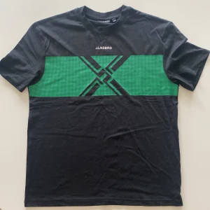 J Lindberg T-shirt oversized  - J Lindberg T-shirt nyskick aldrig använts  Oversized. 