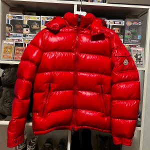 Moncler Maya Röd Size 4 - Moncler Maya Röd Size 4 8/10 skick
