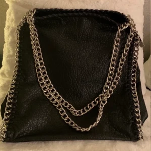 Tiamo väska - Jättefin tiamo väska i bra skick. Stora modellen, superfin till skolan! Skriv gärna vid intresse eller frågor💕