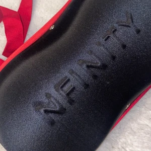 Cheerleading skor i storlek 10 - Ett par cheerleading skor i strlk 10. Säljer pga att jag inte går sporten längre. Dem är använda i kanske någon månad så dem är i väldigt bra skick. Dem är storlek 10 men är ganska små i storleken så de passar 38,39-40