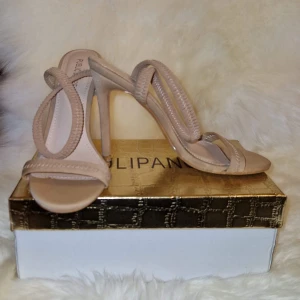 Public Desire klackar beige - Klackar från Public Desire storlek 38. Pris kan diskuteras vid snabb affär! :)