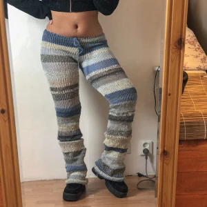 Stickade byxor  - Handgjorda stickade byxor Gjorda på återvunnet garn och därför en ’one of a kind’  Snygga till hösten 🍂  Storlek S-M  Frakt ingår i priset  