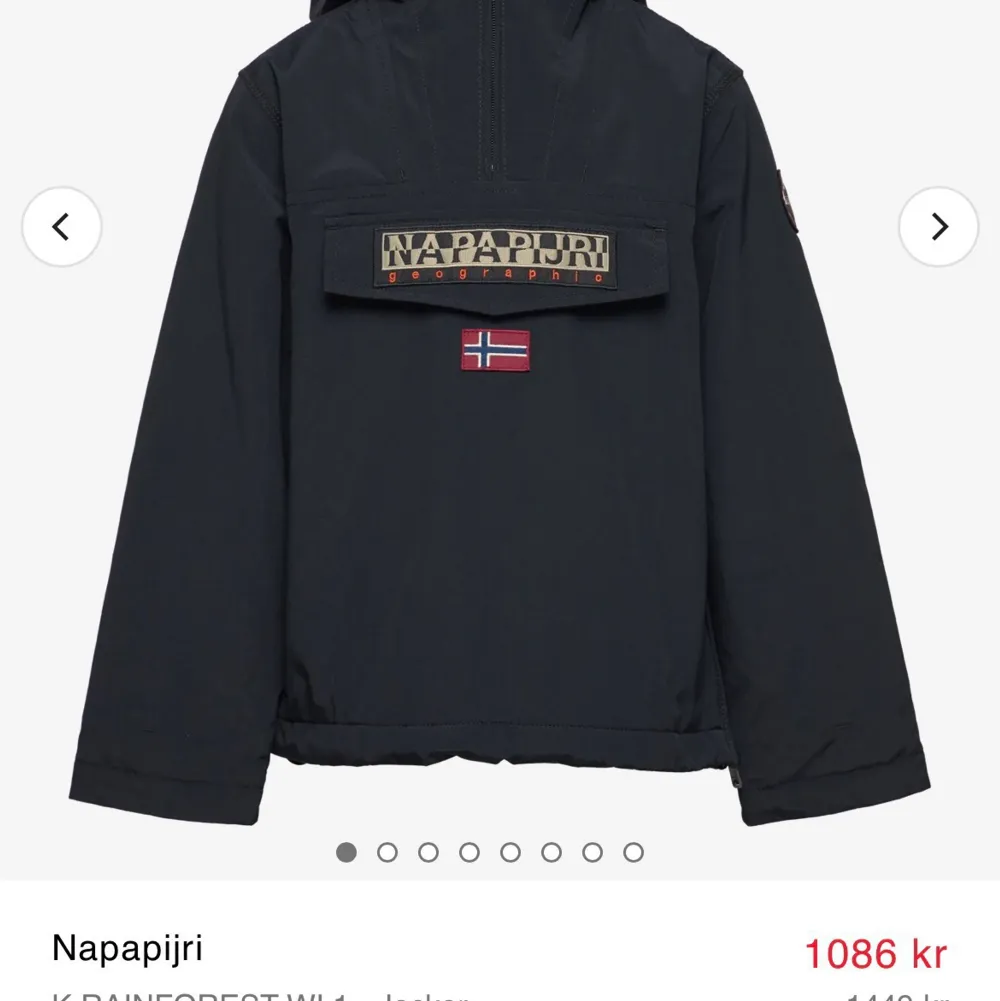 Vinterjacka, i nyskick använd 1 vinter! Nypris när jag köpte var 1400kr. Vattentät och vindtät. Alla dragkedjor fungerar. 3 fickor, på sidan och på magen (Stor). 2 dragkedjor för att underlätta att ta på/av sig. Passar tjejer och killar utmärkt. Jackor.