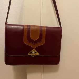 Kuvär väska från Zara! - Säljer min jätte fina Vintage kuvertväska, Bordeaux och naturskinn. Spänne i guldmetall. går inte att få tag på längre!